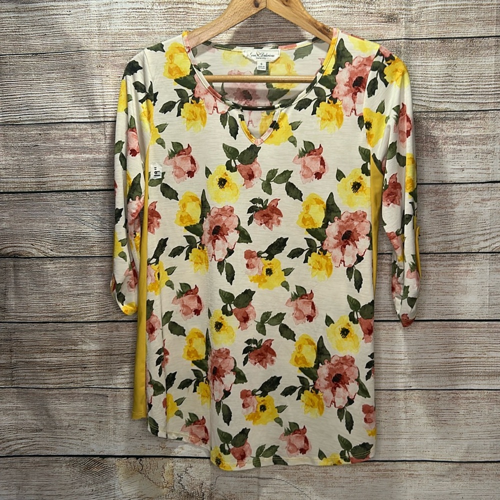 Love Delirious 3/4 Sleeve size Small 19” PTP D-08